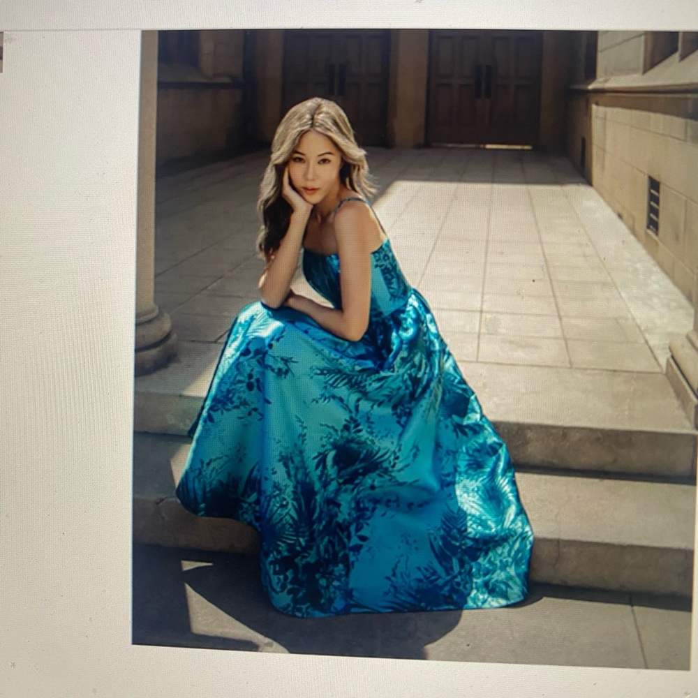 Monique Lhuillier. Sleeveless Mikado MIDI Dress